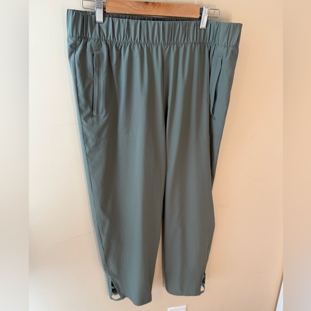 T by Talbots active pants green 3/4 length size L